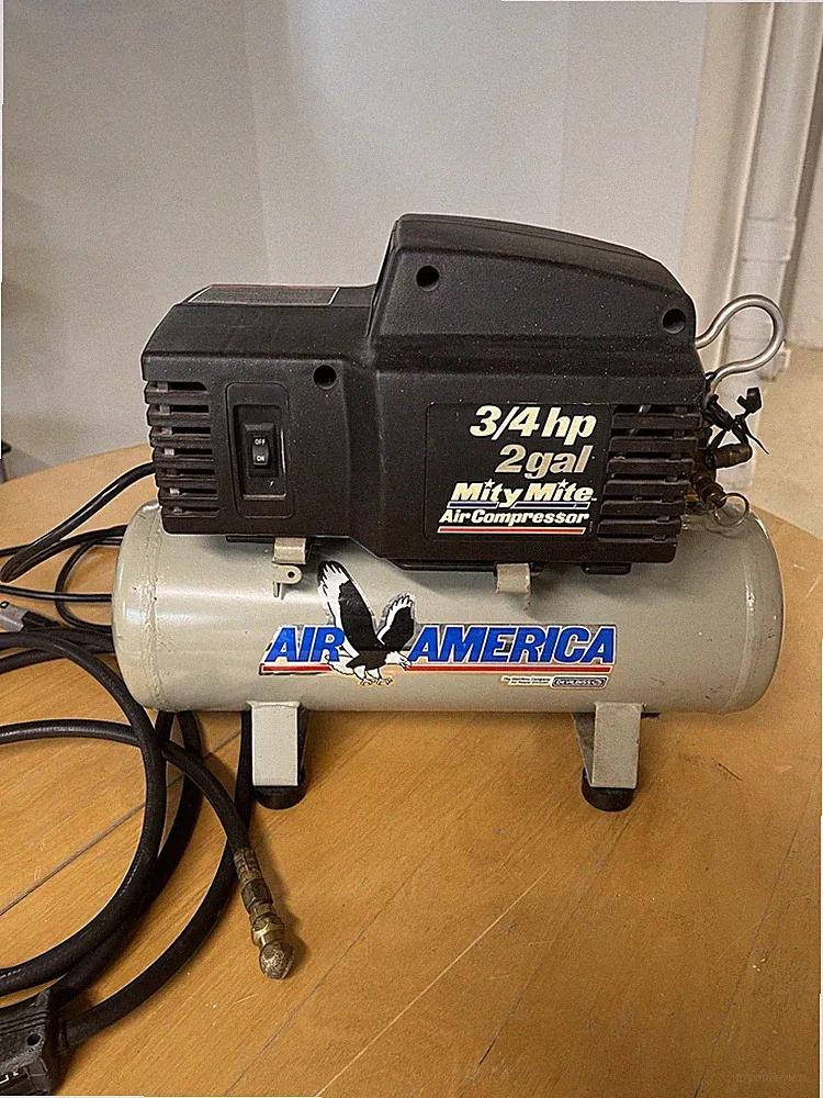 Air America Model FA7521-1 Air Compressor 3/4 HP 2 Gallon Used With Hose & Chuck